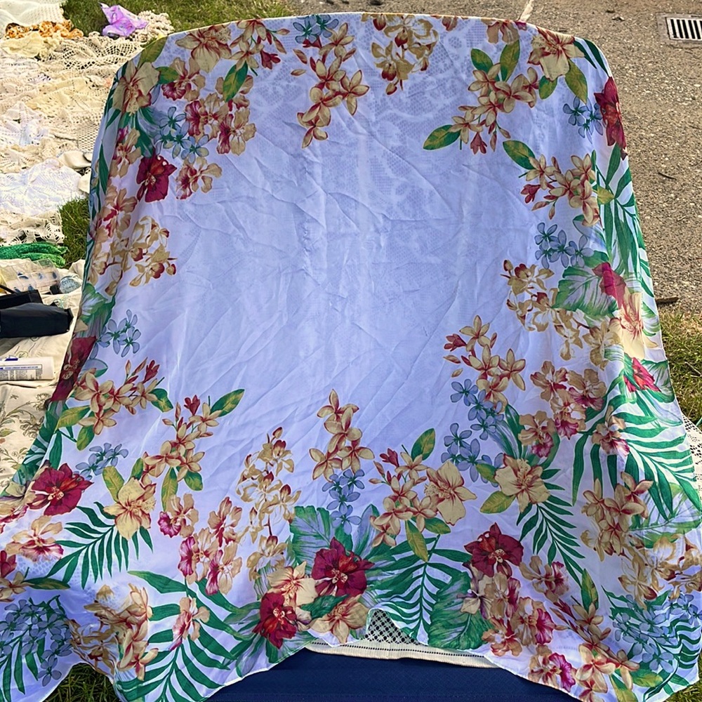 Beautiful Elegant Dana Buchman Women’s Floral Print Handkercheif.